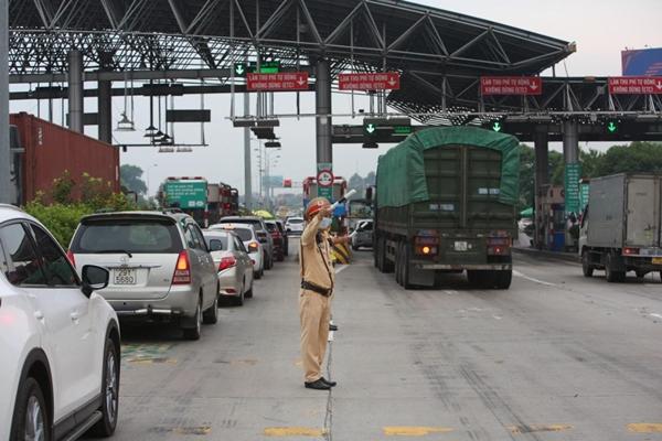 Ô tô chở khách đi ăn hỏi phóng bạt mạng, đâm chết 2 người đi xe máy-3