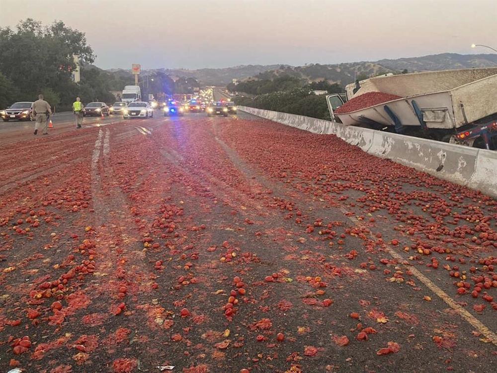 Sự cố hi hữu biến đường cao tốc thành dòng sông sốt cà chua-1