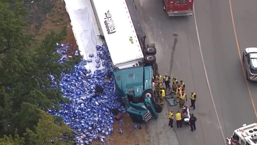 Sự cố hi hữu biến đường cao tốc thành dòng sông sốt cà chua-5