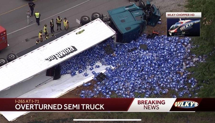 Sự cố hi hữu biến đường cao tốc thành dòng sông sốt cà chua-4