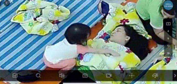 Tan chảy với hành động của bé gái không ngủ trong giờ trưa-2