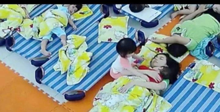 Tan chảy với hành động của bé gái không ngủ trong giờ trưa-3