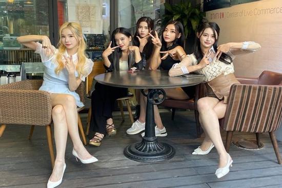 Thần tượng Kpop ra mắt tới 5 lần, tuổi 35 vẫn cạnh tranh với đàn em