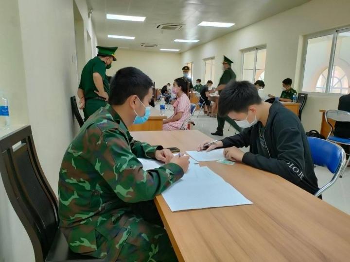 Thêm 26 người Việt ở Campuchia được đưa về nước-2