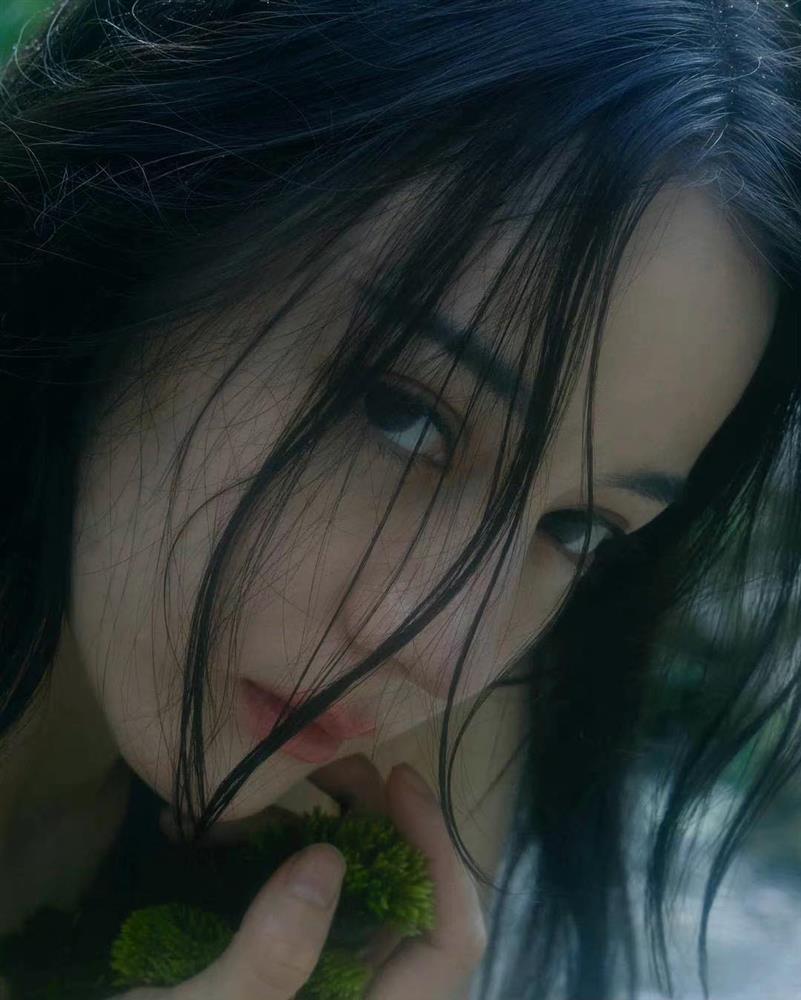 Địch Lệ Nhiệt Ba để mặt mộc chụp tạp chí, nhan sắc ra sao?-1