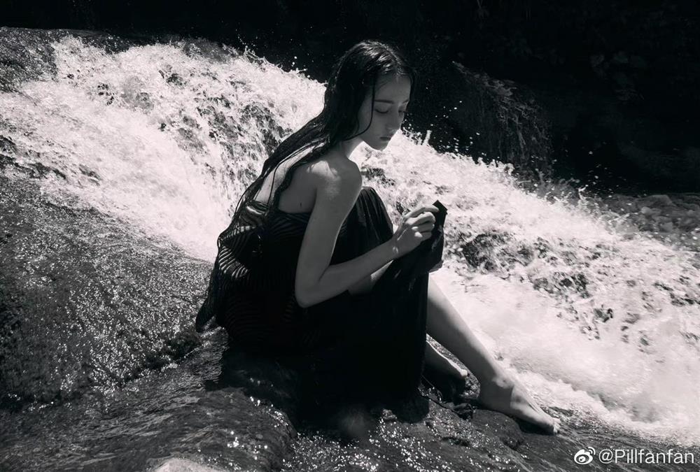 Địch Lệ Nhiệt Ba để mặt mộc chụp tạp chí, nhan sắc ra sao?-5