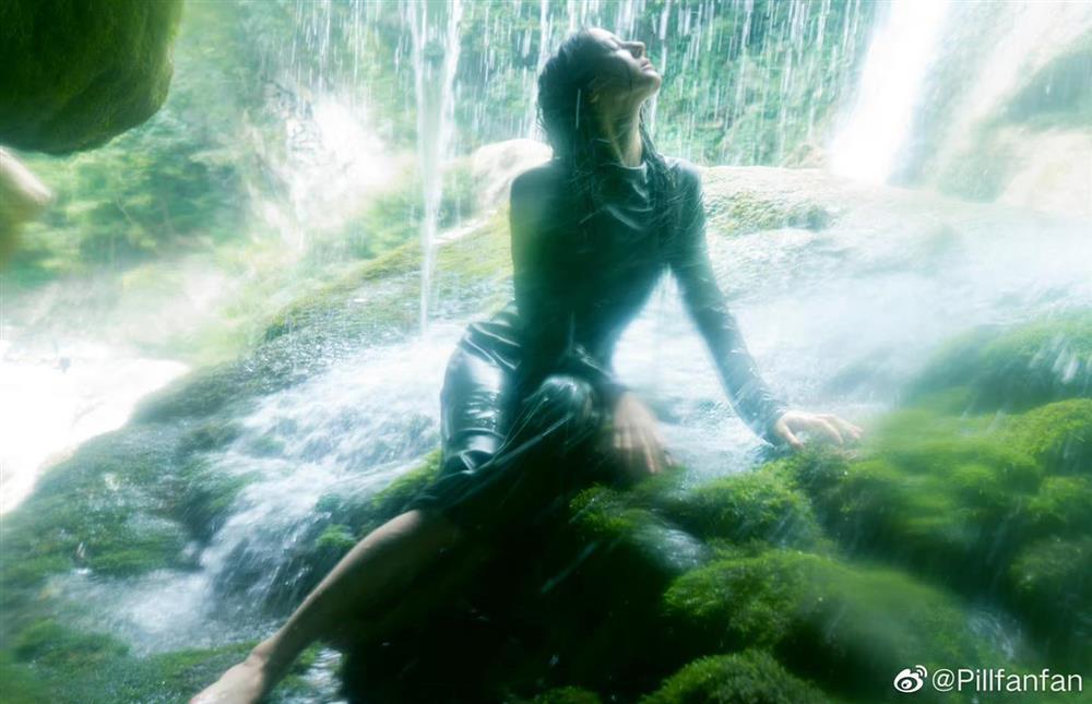 Địch Lệ Nhiệt Ba để mặt mộc chụp tạp chí, nhan sắc ra sao?-6