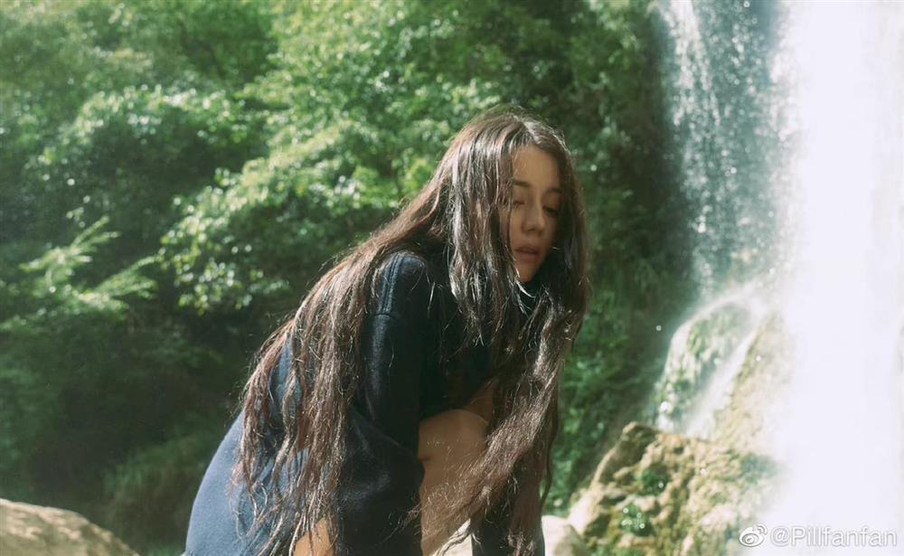 Địch Lệ Nhiệt Ba để mặt mộc chụp tạp chí, nhan sắc ra sao?-7