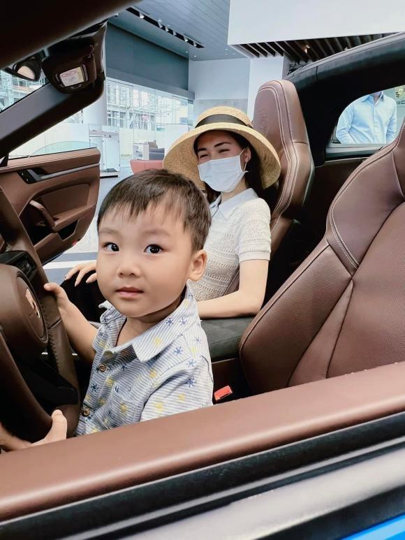 Hòa Minzy đăng ảnh bé Bo cầm vô lăng lái xe đưa mẹ đi chơi-1