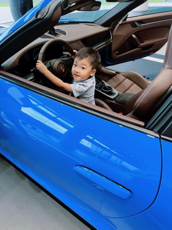 Hòa Minzy đăng ảnh bé Bo cầm vô lăng lái xe đưa mẹ đi chơi-3