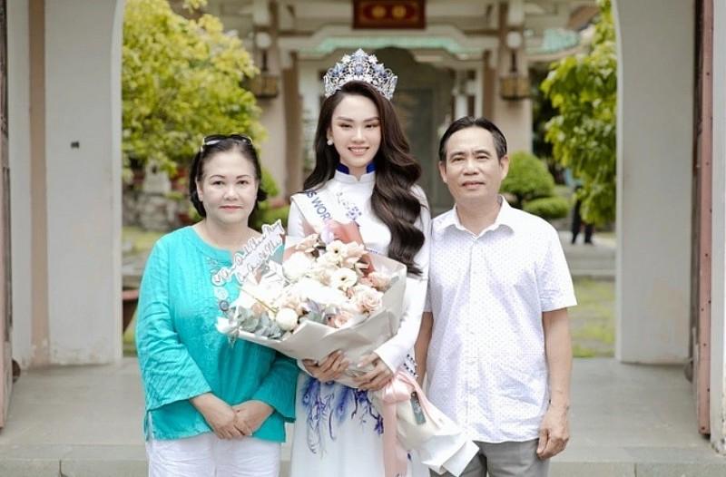 Top 3 Miss World Vietnam 2022 đồng loạt khoe bố mẹ dịp nghỉ lễ 2/9-5