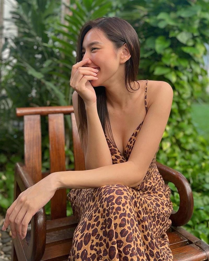 Hoa hậu Thùy Tiên thích mặc đầm ngủ từ nhà ra phố-2