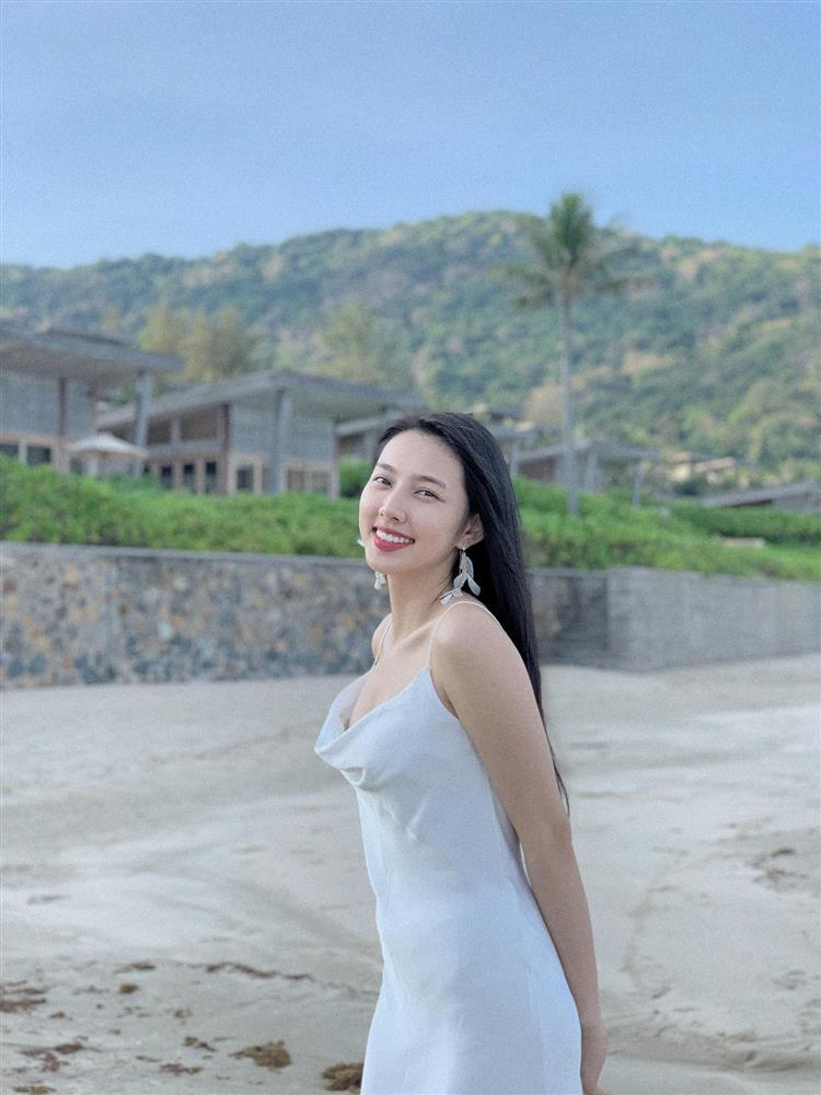 Hoa hậu Thùy Tiên thích mặc đầm ngủ từ nhà ra phố-5