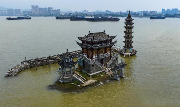 Hòn đảo nghìn năm tuổi lộ diện hoàn toàn do hạn hán-2