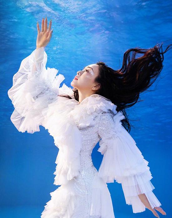 Chung Lệ Đề gây tranh cãi vì mặc váy bó màu hồng ở tuổi 51-3