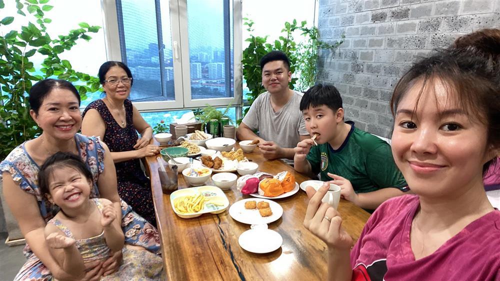 Tin showbiz Việt ngày 2/9: Mẹ đẻ và mẹ chồng Lê Phương thân thiết-1