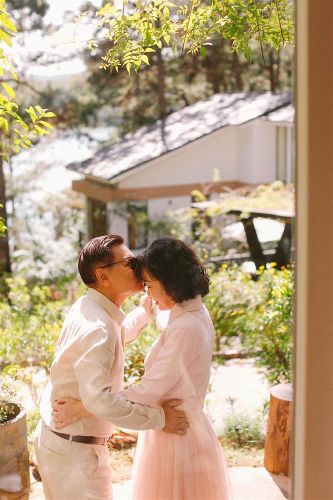 Bố mẹ Phạm Quỳnh Anh tình quá tình kỷ niệm 50 năm cưới-8