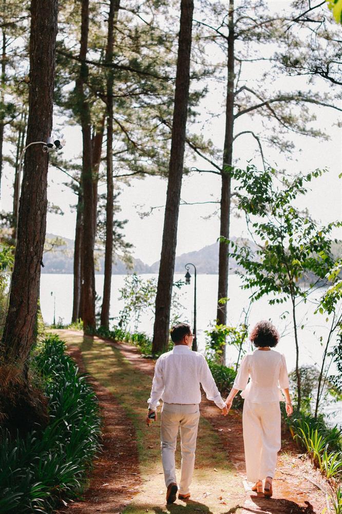 Bố mẹ Phạm Quỳnh Anh tình quá tình kỷ niệm 50 năm cưới-6