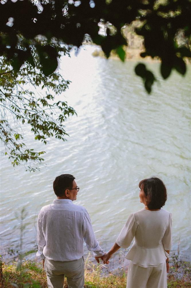 Bố mẹ Phạm Quỳnh Anh tình quá tình kỷ niệm 50 năm cưới-5