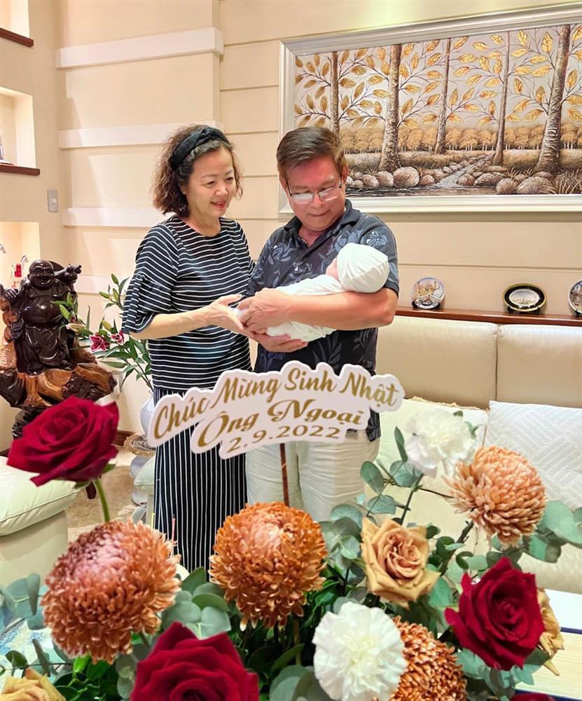 Bố mẹ Phạm Quỳnh Anh tình quá tình kỷ niệm 50 năm cưới-2