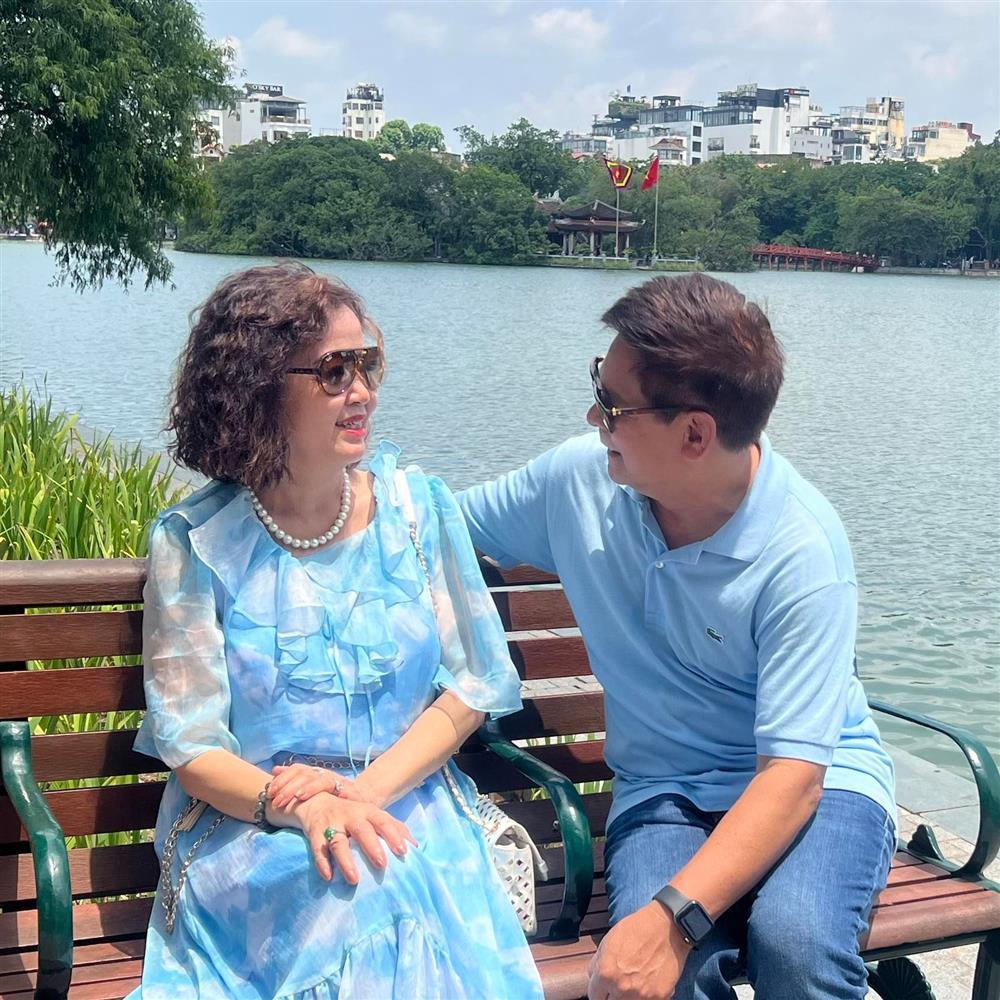 Bố mẹ Phạm Quỳnh Anh tình quá tình kỷ niệm 50 năm cưới-9