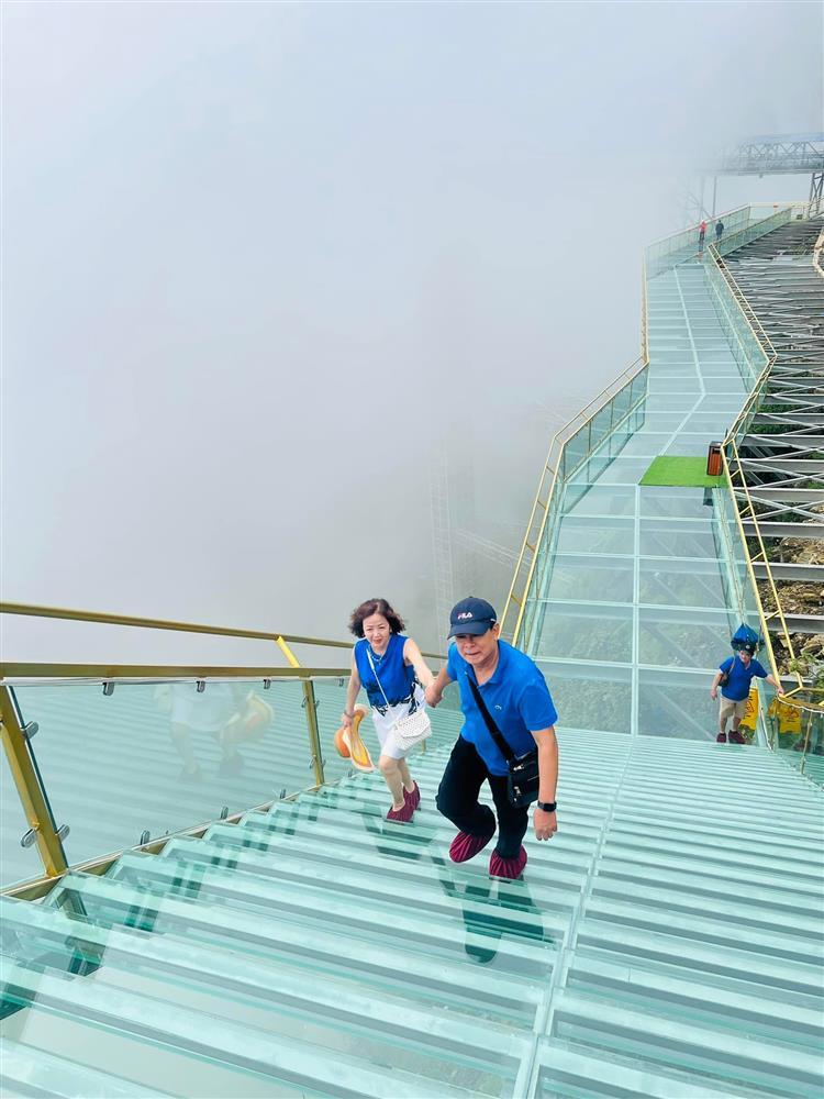 Bố mẹ Phạm Quỳnh Anh tình quá tình kỷ niệm 50 năm cưới-10