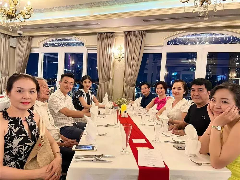 MC HTV xả ảnh tình tứ Lê Âu Ngân Anh trước đám cưới-6