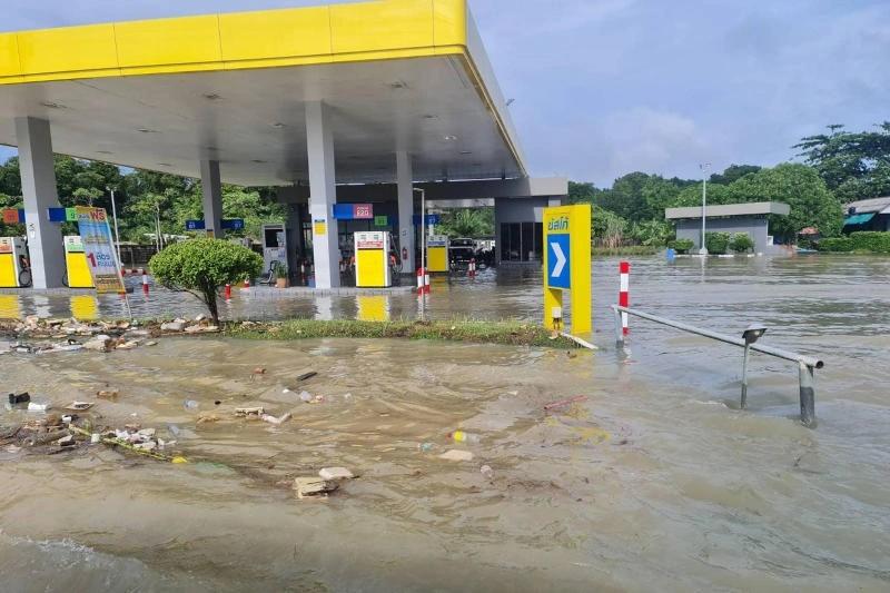 Mưa trút nước, ‘thiên đường’ Phuket hóa sông-2