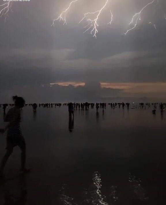 Khoảnh khắc hiếm có ở biển vô cực Thái Bình, bầu trời chia làm 2 nửa-3