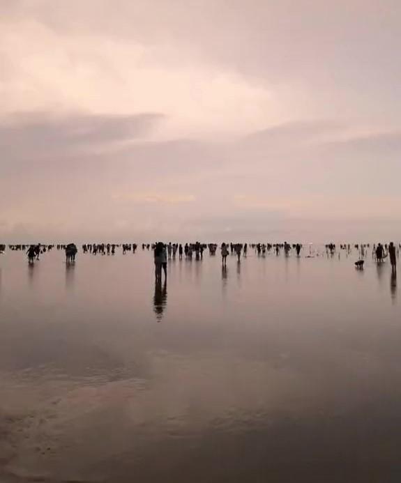 Khoảnh khắc hiếm có ở biển vô cực Thái Bình, bầu trời chia làm 2 nửa-4