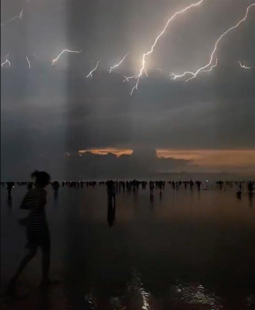 Khoảnh khắc hiếm có ở biển vô cực Thái Bình, bầu trời chia làm 2 nửa-5