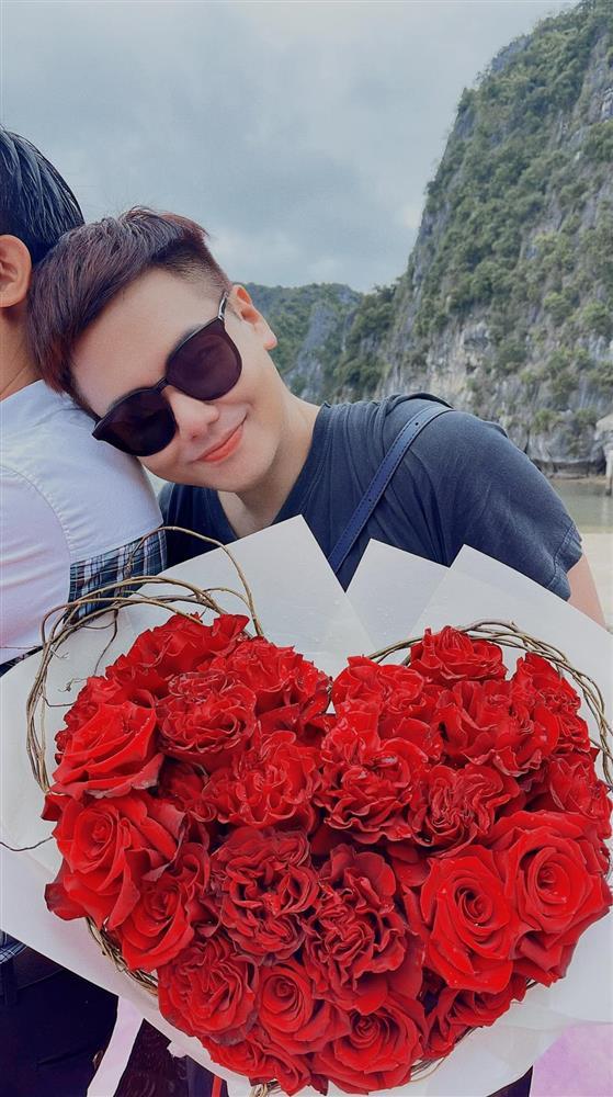 Nam MC đình đám một thời tình tứ bên bạn trai giấu mặt, có vẻ yêu?-2