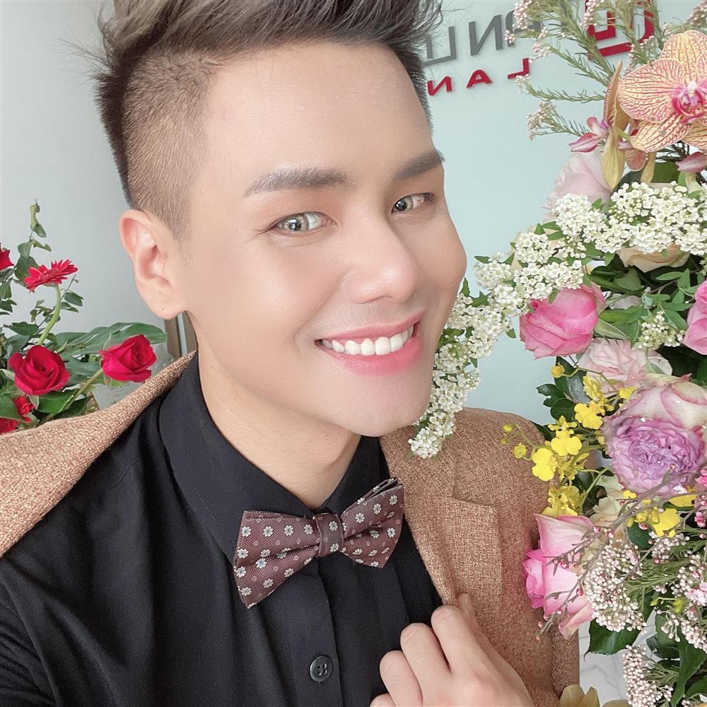 Nam MC đình đám một thời tình tứ bên bạn trai giấu mặt, có vẻ yêu?-7