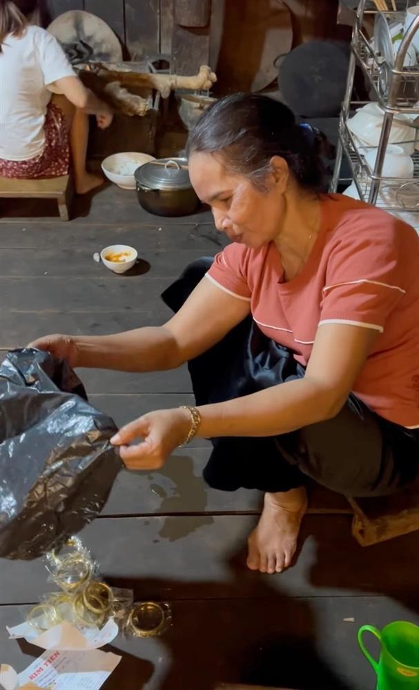 Để vàng trong túi nilon tặng mẹ, hoa hậu HHen Niê bị nghi mua đồ giả-2