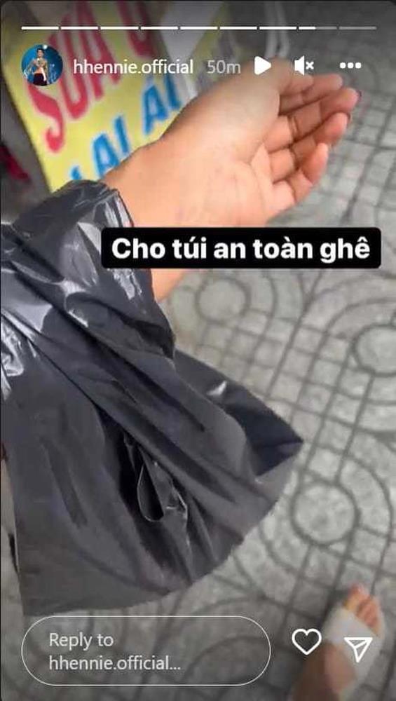 Để vàng trong túi nilon tặng mẹ, hoa hậu HHen Niê bị nghi mua đồ giả-5