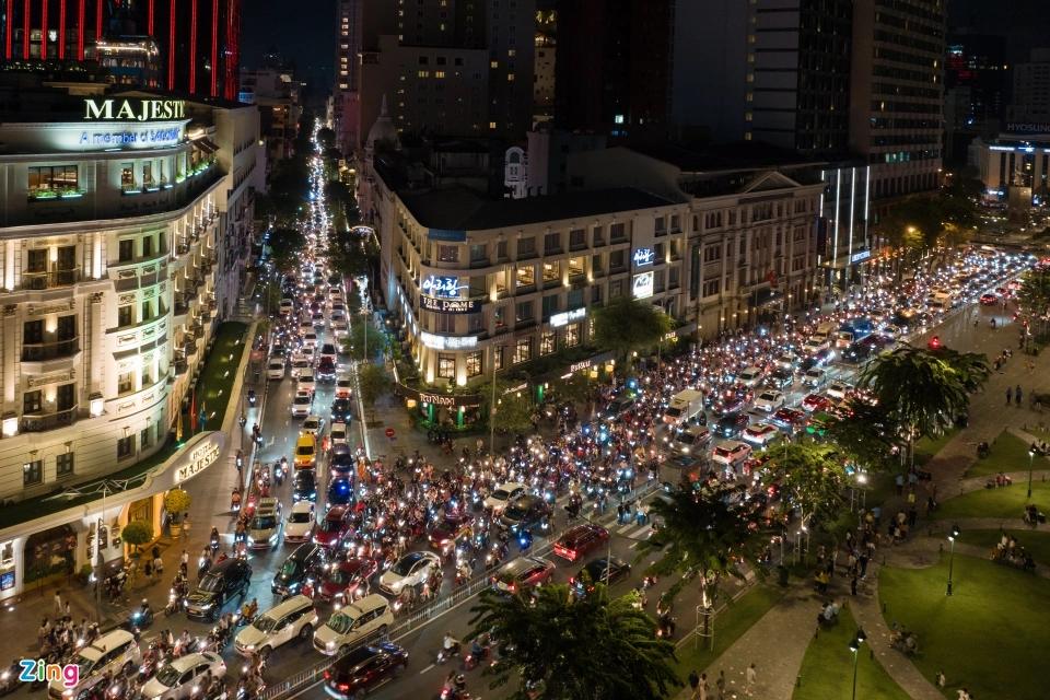 Người dân đổ về chơi lễ 2/9, trung tâm TP.HCM kẹt xe đến khuya-1