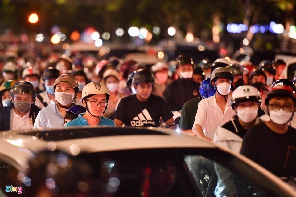 Người dân đổ về chơi lễ 2/9, trung tâm TP.HCM kẹt xe đến khuya-2