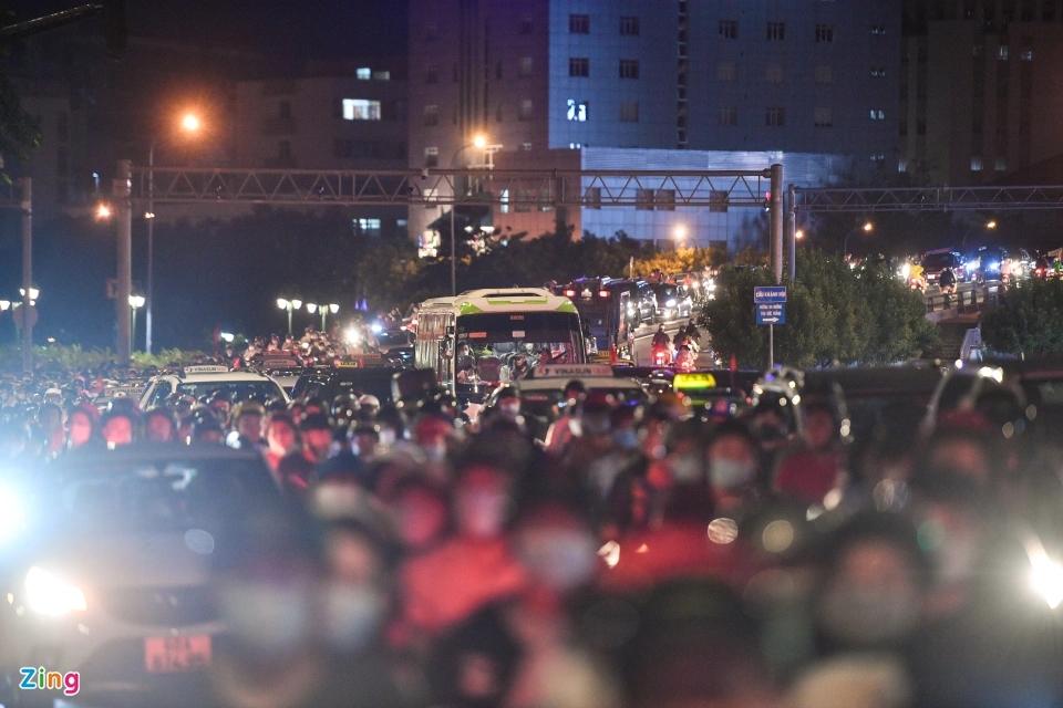 Người dân đổ về chơi lễ 2/9, trung tâm TP.HCM kẹt xe đến khuya-3