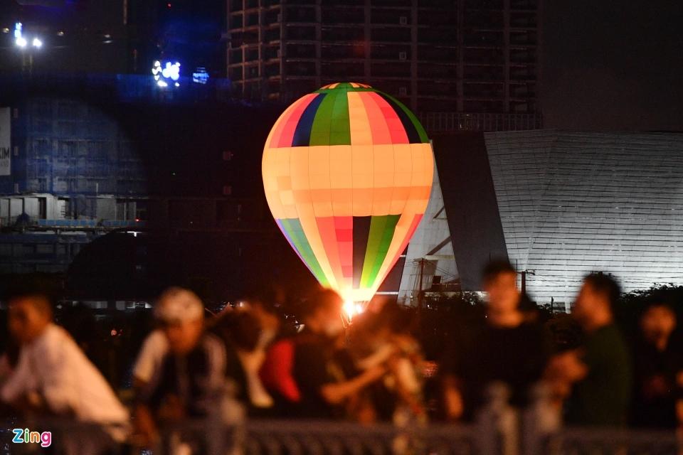 Người dân đổ về chơi lễ 2/9, trung tâm TP.HCM kẹt xe đến khuya-5