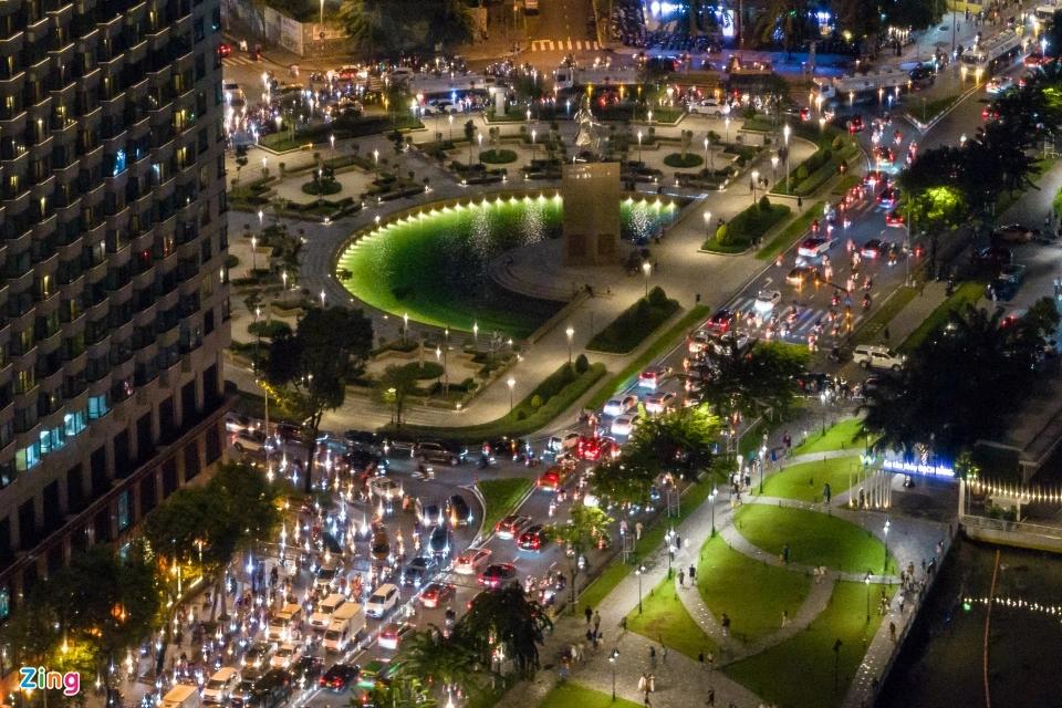 Người dân đổ về chơi lễ 2/9, trung tâm TP.HCM kẹt xe đến khuya-10