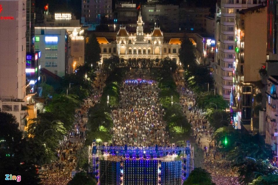 Người dân đổ về chơi lễ 2/9, trung tâm TP.HCM kẹt xe đến khuya-6