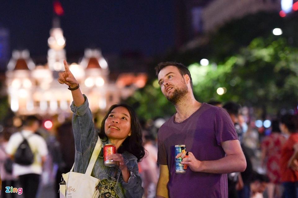 Người dân đổ về chơi lễ 2/9, trung tâm TP.HCM kẹt xe đến khuya-7