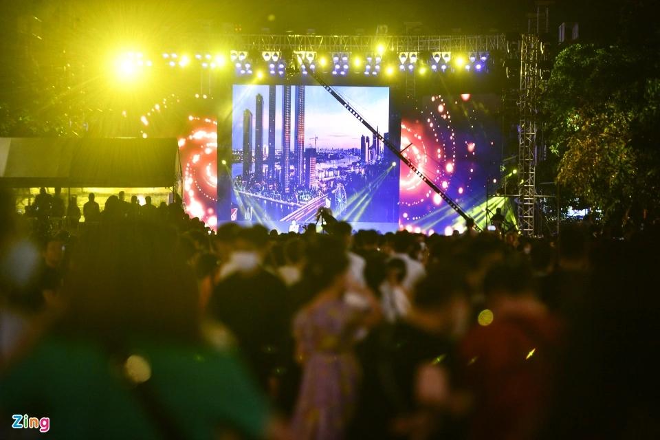 Người dân đổ về chơi lễ 2/9, trung tâm TP.HCM kẹt xe đến khuya-8