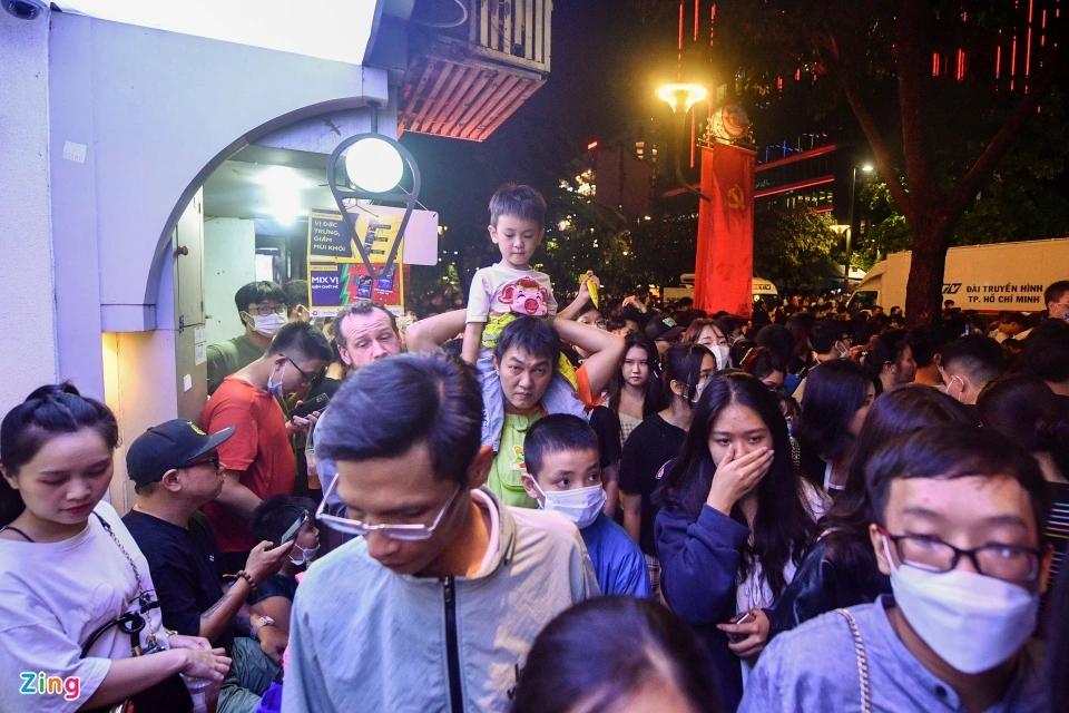 Người dân đổ về chơi lễ 2/9, trung tâm TP.HCM kẹt xe đến khuya-9