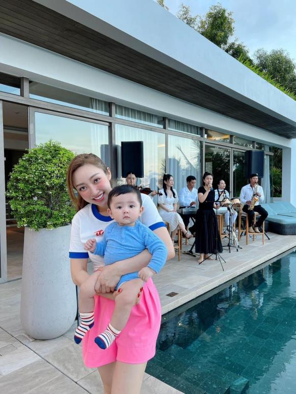 Bà xã Chi Bảo khoe loạt ảnh cho nhóc tì đi du lịch, tiết lộ sức khoẻ của con trai-8