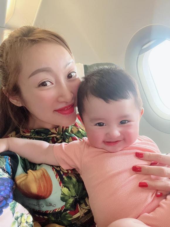 Bà xã Chi Bảo khoe loạt ảnh cho nhóc tì đi du lịch, tiết lộ sức khoẻ của con trai-9