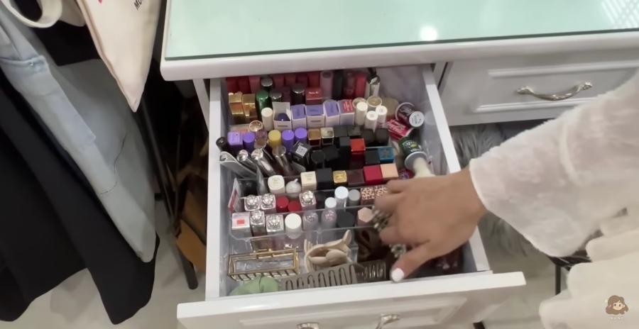 Bùi Phương Nga sở hữu khá nhiều loại son từ bình dân đến high-end được xếp ngăn nắp trong dãy kệ trong suốt.