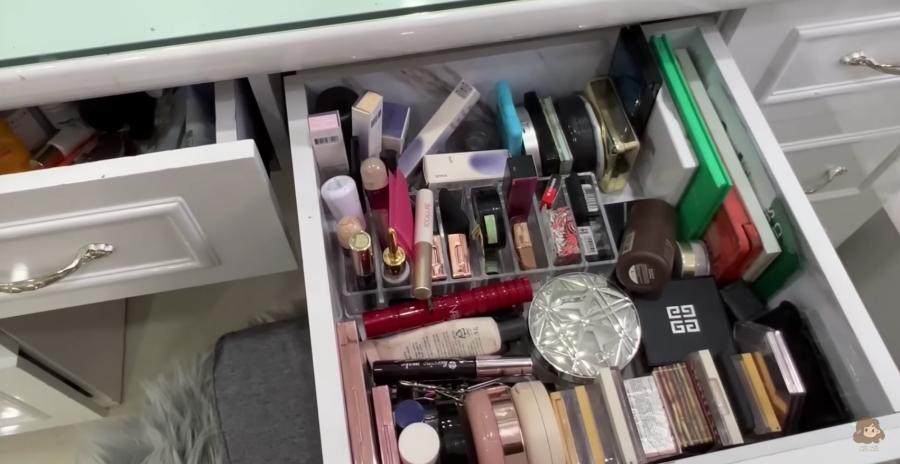 ...và đồ trang điểm của mỹ nhân sinh năm 1998 cũng được phân loại riêng vào từng ngăn để tiện sử dụng.