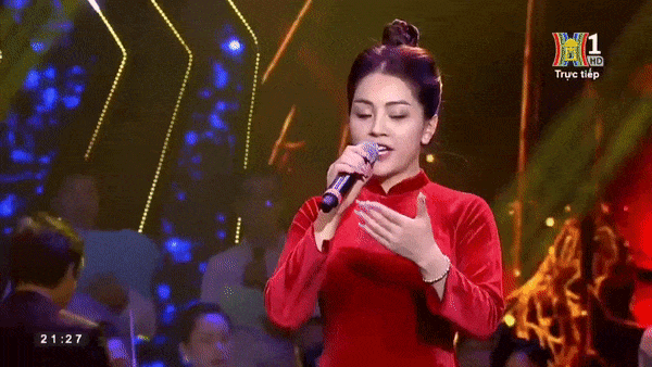 Nữ ca sĩ vừa nhìn lời lại còn hát chênh phô trên sóng trực tiếp-2