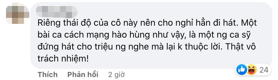 Nữ ca sĩ vừa nhìn lời lại còn hát chênh phô trên sóng trực tiếp-9